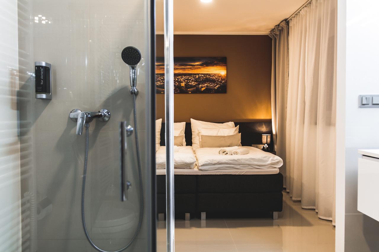 SILESIA Residence Ostrava Exterior foto A shower in a hotel room